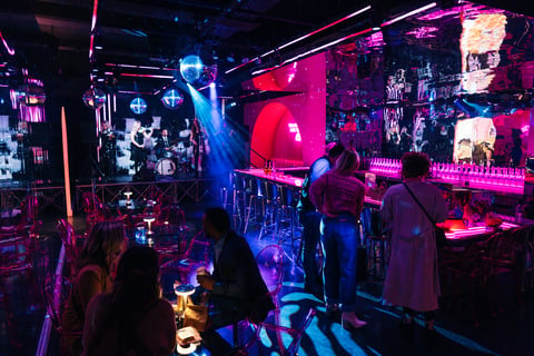 Calirosa, el bar de Dallas donde todo es rosa, destellante e instagrameable