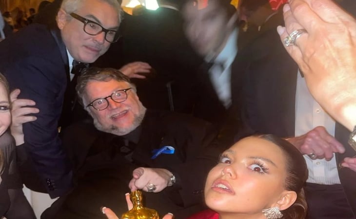 Los Cuarón y Salma Hayek le caen a Del Toro en la fiesta del Oscar
