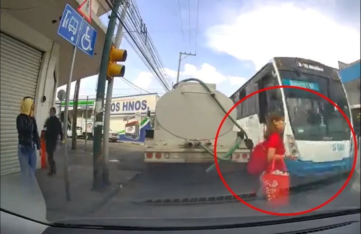 Se estrella contra camión en movimiento al intentar cruzar calle en Guanajuato