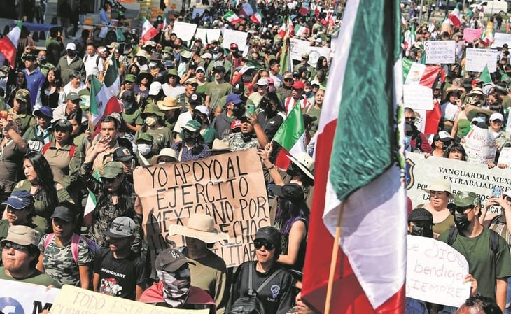 'No es una dictadura', AMLO dice respetar manifestación de militares