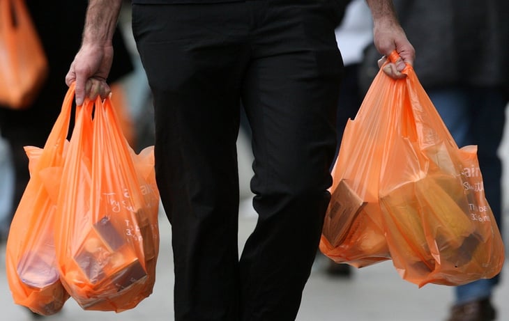 Comercios siguen ofreciendo bolsas de plástico a más de 3 años de su prohibición
