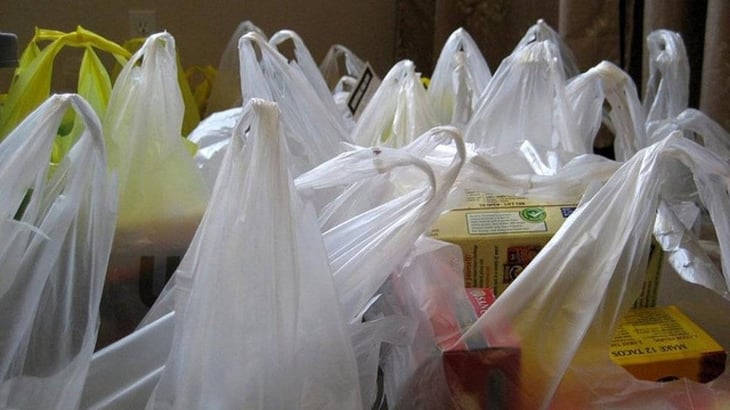 Bolsas de plástico siguen ofreciéndose en tiendas 