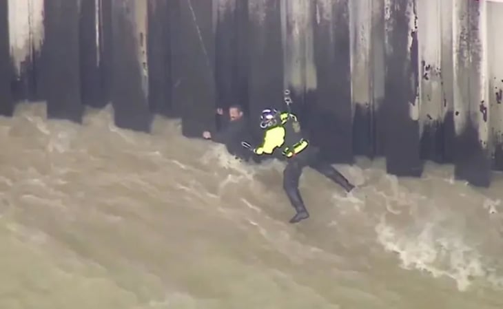 Captan en video rescate de un hombre que cayó a un río en Los Ángeles
