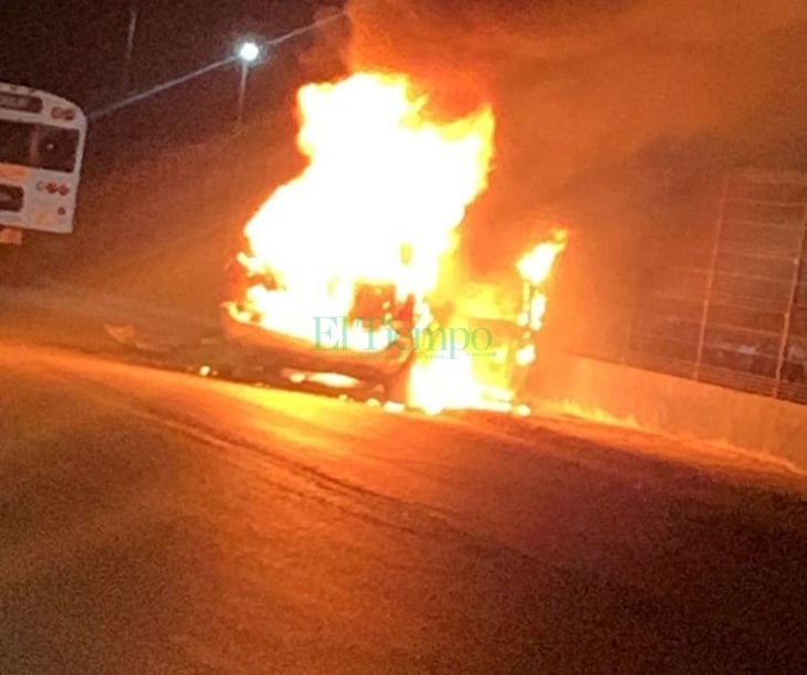 Camioneta se incendia por un cortocircuito en la colonia Praderas de Monclova