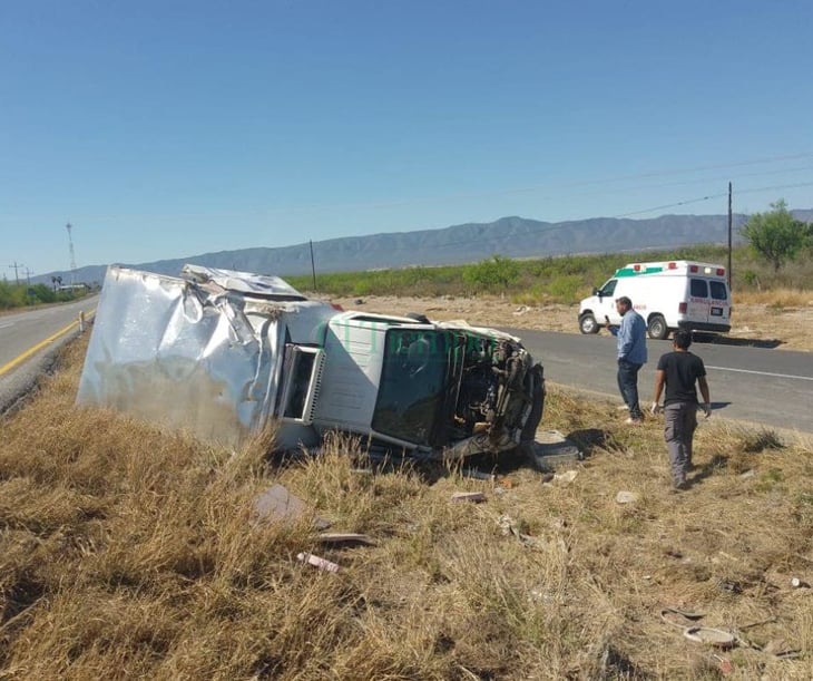 Camión refrigerante vuelca en la carretera Monclova-Sabinas