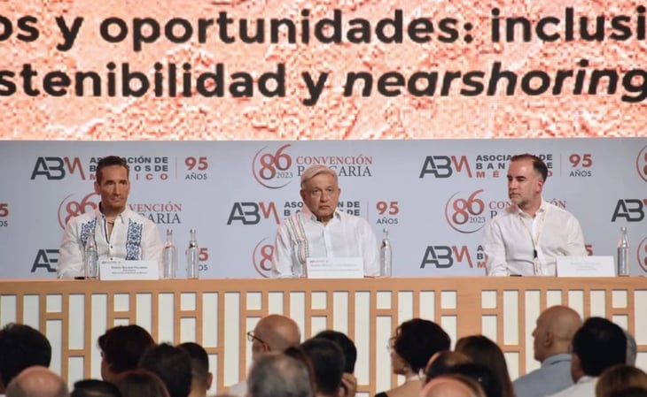 AMLO llama a banqueros a 'seguir haciendo negocios legales en México'