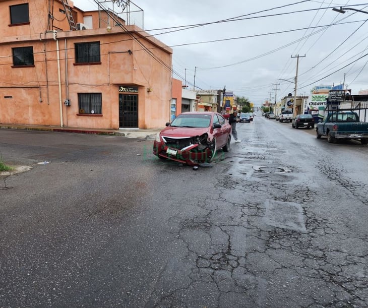 Auto se estrella en caja de camioneta en el sector el Pueblo de Monclova