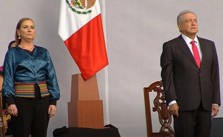 Guardan minuto de silencio por Carlos Payán en mitin del 18 de Marzo en el Zócalo