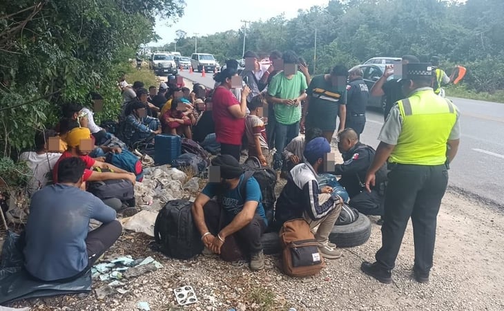 Rescatan a 51 migrantes varados en carretera federal de Puerto Morelos a Cancún