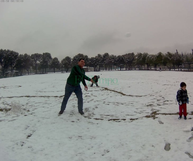 Decenas de personas disfrutan la nevada en el parque Xochipilli 