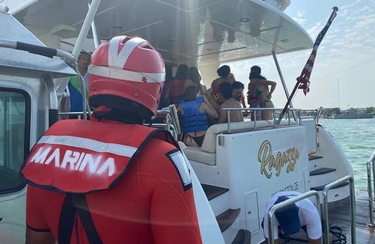 Se hunde embarcación en Yucatán y marinos rescatan a 12 personas que viajaban a bordo