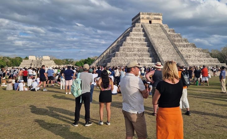 Por cielo nublado, Kukulcán se deja ver parcialmente en Chichén Itzá
