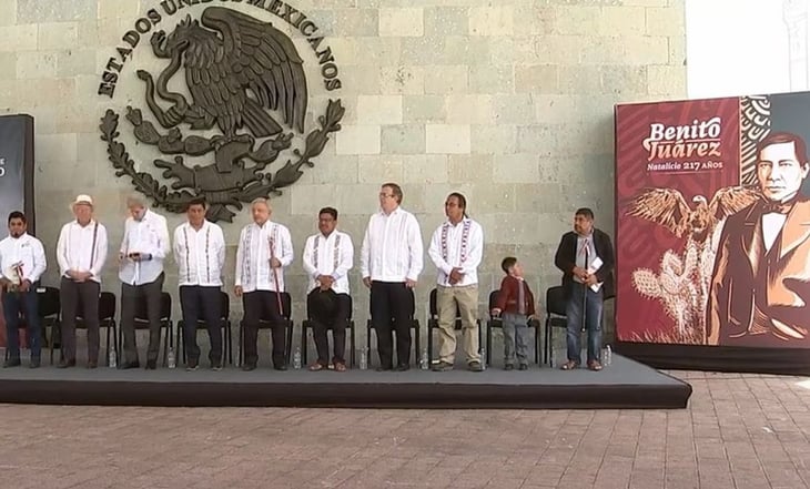 AMLO conmemora en Oaxaca natalicio de Benito Juárez junto a John Kerry y Ken Salazar