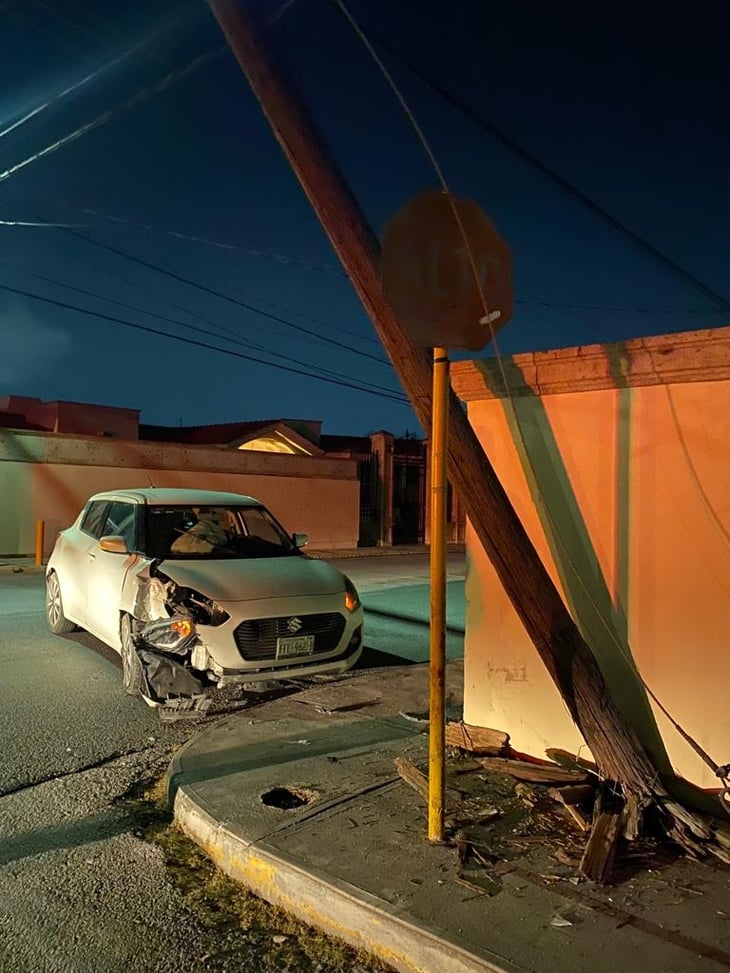 Automóvil derriba un poste de Telmex en la colonia La Salle