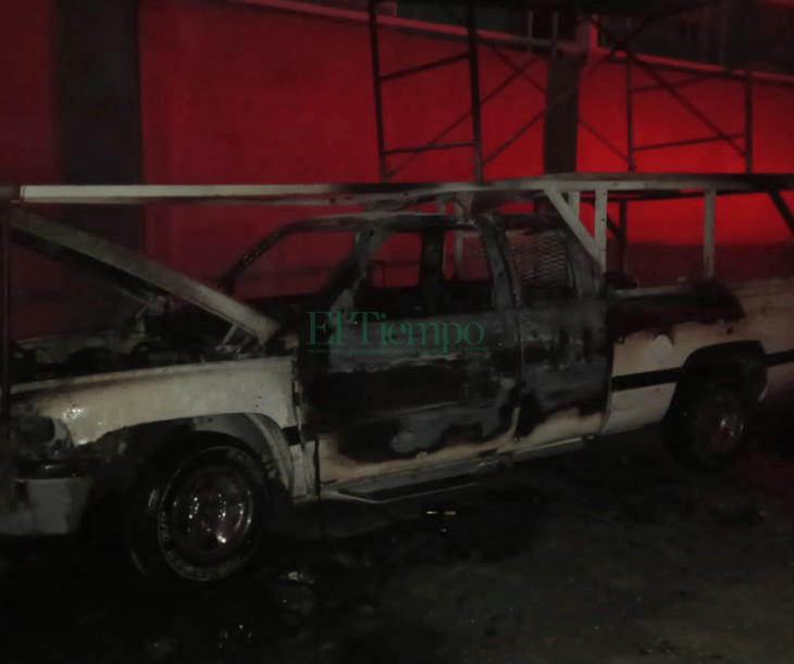 Camioneta se incendia en la colonia Anáhuac de Monclova