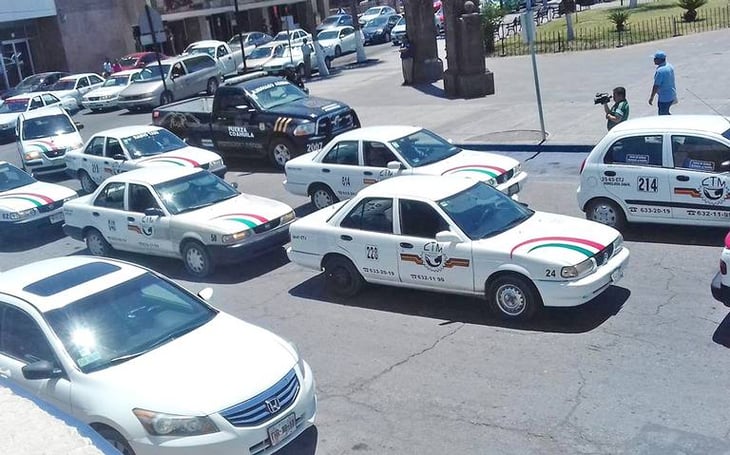 Taxistas aprovechan descuento en el refrendo que el ayuntamiento les brinda