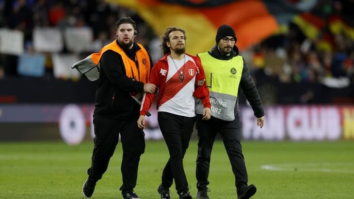 Banderazo de la Selección Peruana acabó en gresca entre jugadores y la policía española