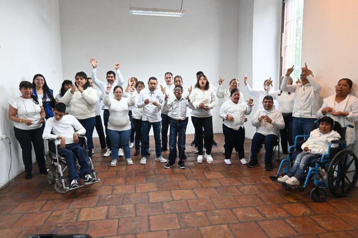 Abuelitos y personas con discapacidad reciben taller interactivo