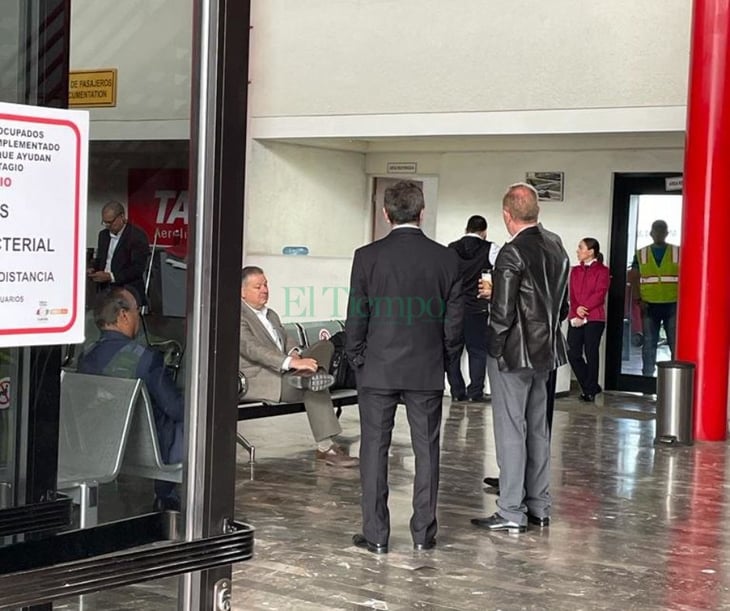 Esperaban arribo de Alonso Ancira; expectación en aeropuerto