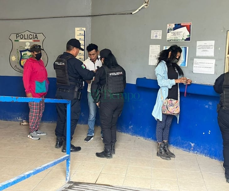 Elementos de la Policía Municipal detienen a tercia de escandalosos en la colonia Otilio Montaño de Monclova 