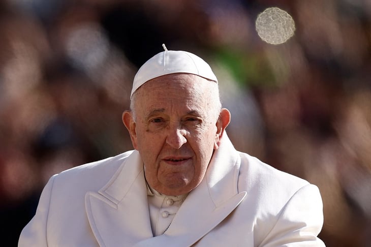 'Aún estoy vivo', dice el papa Francisco tras salir del hospital en Roma