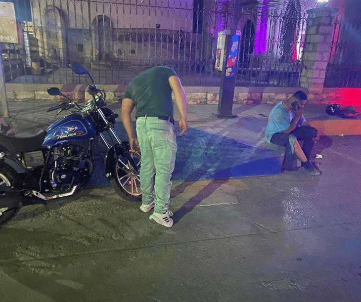 Motociclista ignora luz roja y lo chocan en la Zona Centro de Monclova