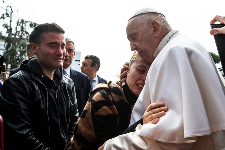 Papa Francisco: 'Estoy todavía vivo'; dan de alta al pontífice