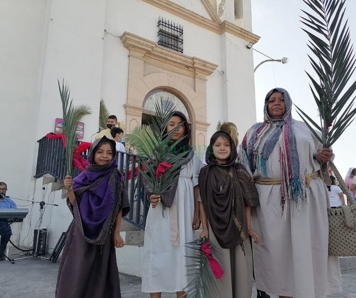 Creyentes religiosos celebran Domingo de Ramos en Monclova 