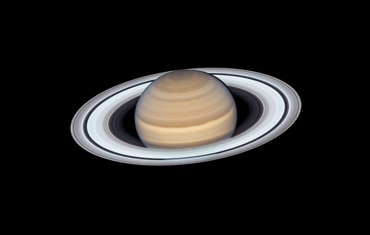 40 años de incógnitas: el telescopio Hubble descubre un fenómeno único en Saturno.