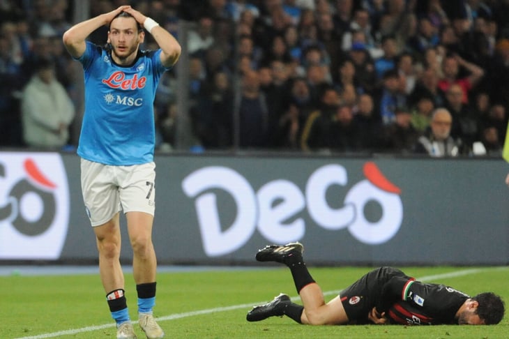 Milan golea al Napoli del 'Chucky' Lozano en el Diego Maradona