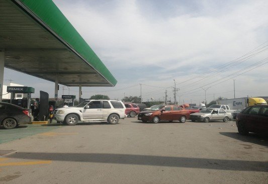 Rumores de desabasto de gasolina desata compras de pánico en Tamaulipas 