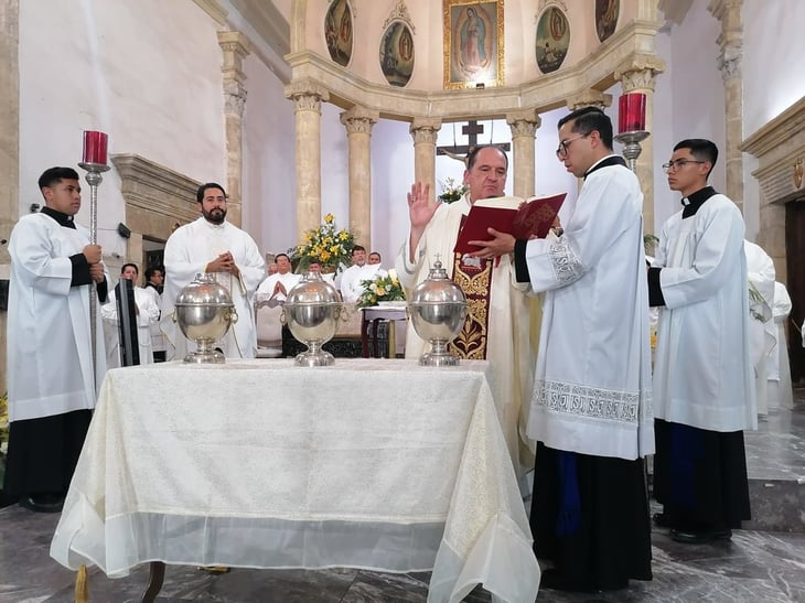 Monclovenses reciben al Obispo con la Misa Crismal en Semana Santa