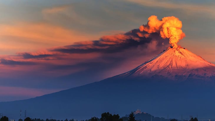 ¡Pide un deseo! Estrella fugaz pasa junto al volcán Popocatépetl