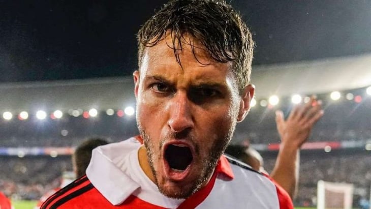 Ídolo! Fans rivales del Feyenoord piden autógrafos a Santiago Giménez y él le firma sus jerseys