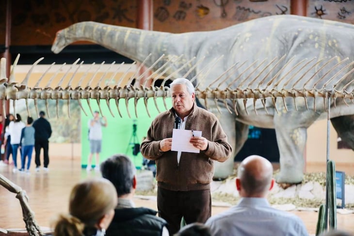 'Chema' inaugura expo temporal de dinosaurios
