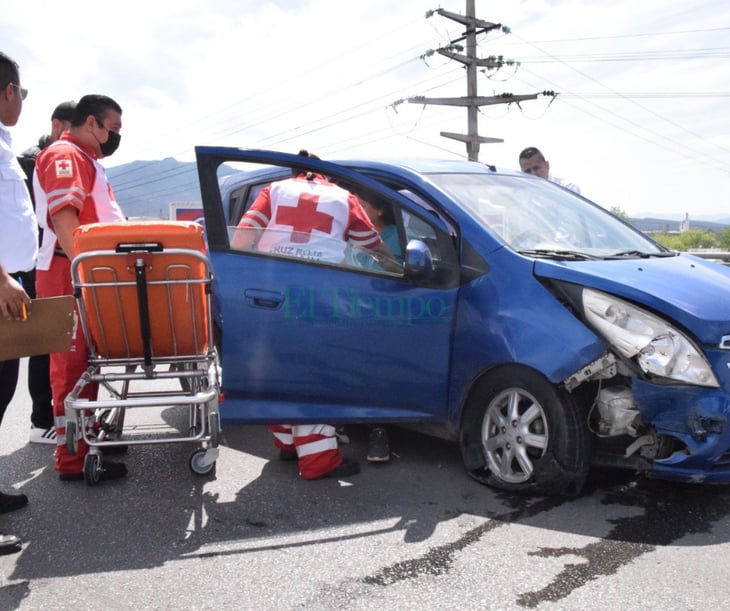 Choque por alcance deja una lesionada en puente vehicular de Monclova