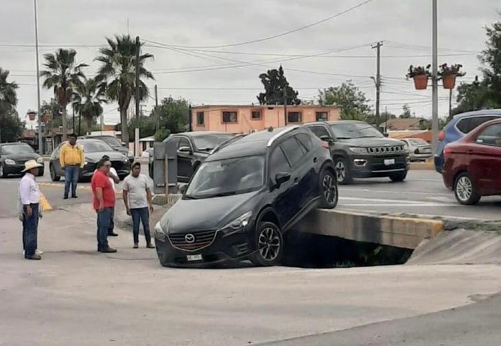 Mujer cae en su camioneta a puente de desnivel