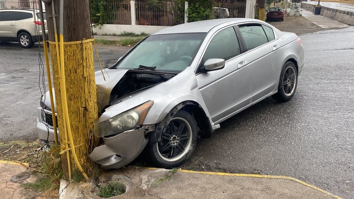Auto se estrella contra poste en la Obrera Sur