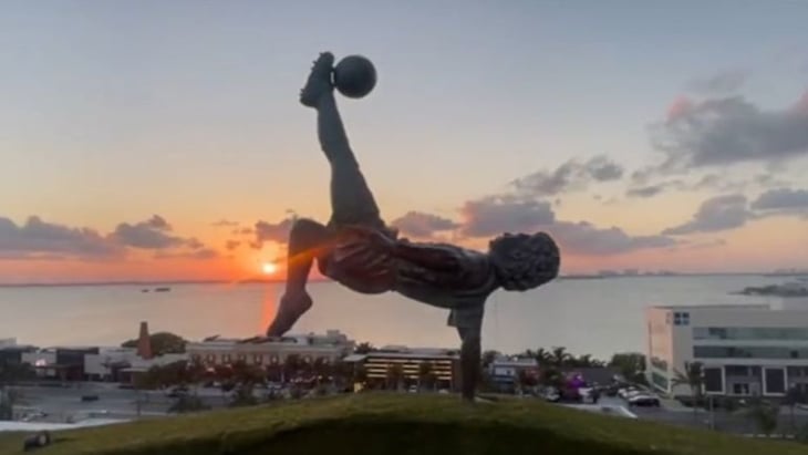 Hugo Sánchez muestra estatua en honor al 'Señor Gol' en su aniversario 35