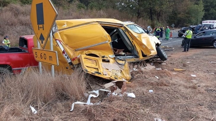 Carambola en la autopista Siglo XXI en Michoacán deja 2 muertos y al menos 16 lesionados