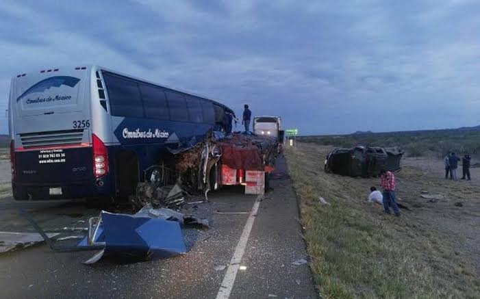 Choque entre tráiler y Ómnibus deja un muerto y 12 heridos en carretera Juárez-Torreón
