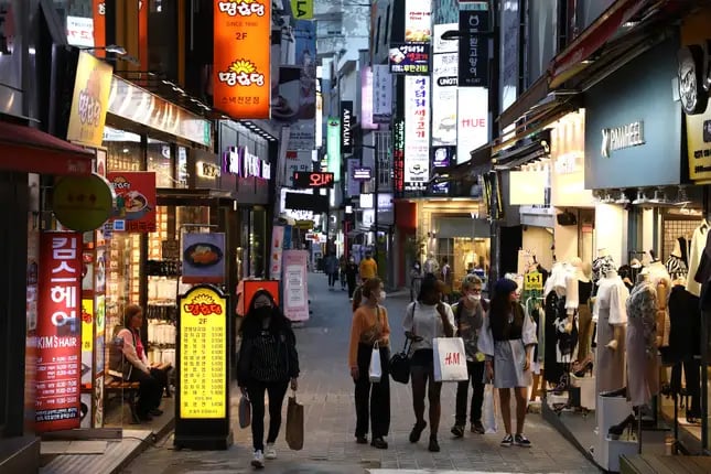 Corea del Sur pagará a los jóvenes 490 dólares al mes para que salgan de casa