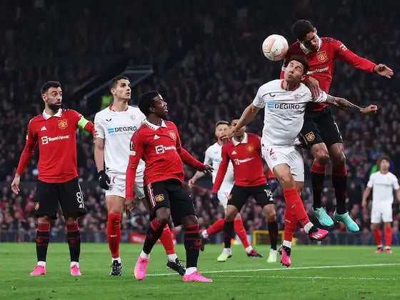 Sevilla resucita gracias a los autogoles del Manchester United terminan empatados