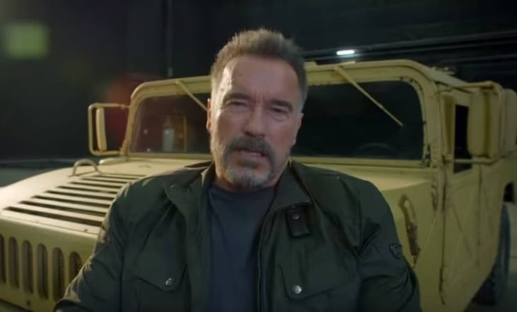Video: Arnold Schwarzenegger pone 'manos a la obra' y tapa bache en California