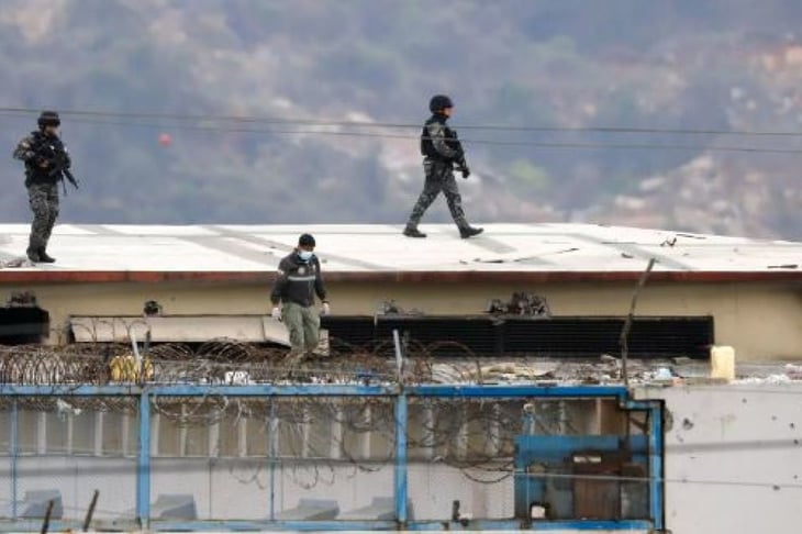 Enfrentamientos a tiros en una cárcel de Ecuador dejan 12 presos muertos