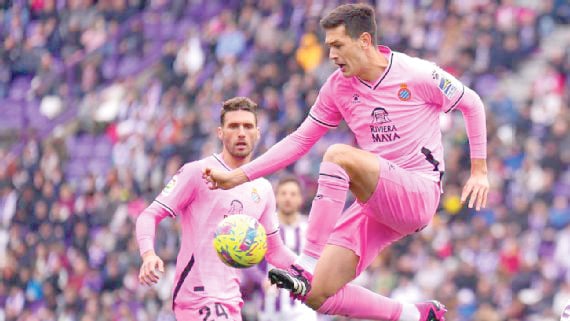 César Montes marca de 'Chilena' su primer gol en Europa