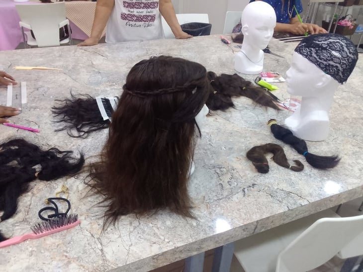GAC invita a mujeres a apoyar dentro del taller de pelucas