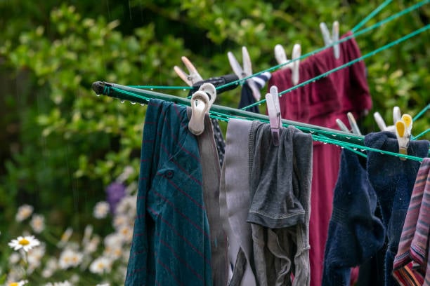 ¿Se debe volver a lavar la ropa si se moja con lluvia después de lavarse?