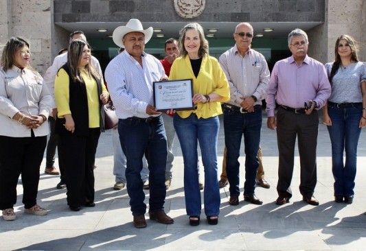 Alcaldesa Norma Treviño realizó entrega de máquina extinguidora a Bomberos de Guerrero 