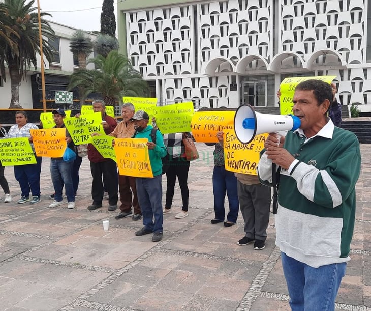 Protestan por tortuguismo en IMSS por pensiones parciales y de invalidez